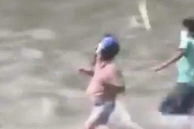 Video/ Pamje tronditëse nga trazirat në Nepal, ministri i Financave zhvishet dhe hidhet në lum nga protestuesit