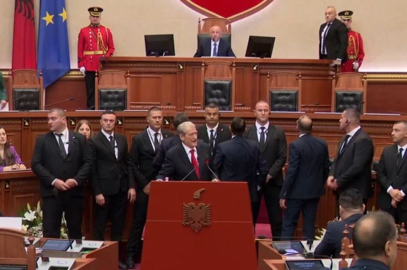 Përplasje në Parlament, Berisha bllokon foltoren, mbyllet seanca