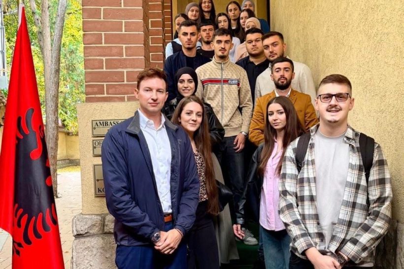 Akademia politika Arbën Xhaferi bashkë me ambasadorin Meidani takuan të rinjët e Çashkës